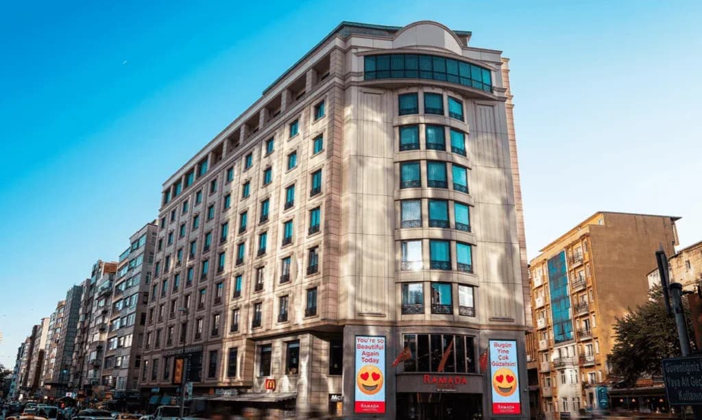Außenansicht des Ramada Istanbul City Center Hotel in der Nähe der Demirkan Clinic