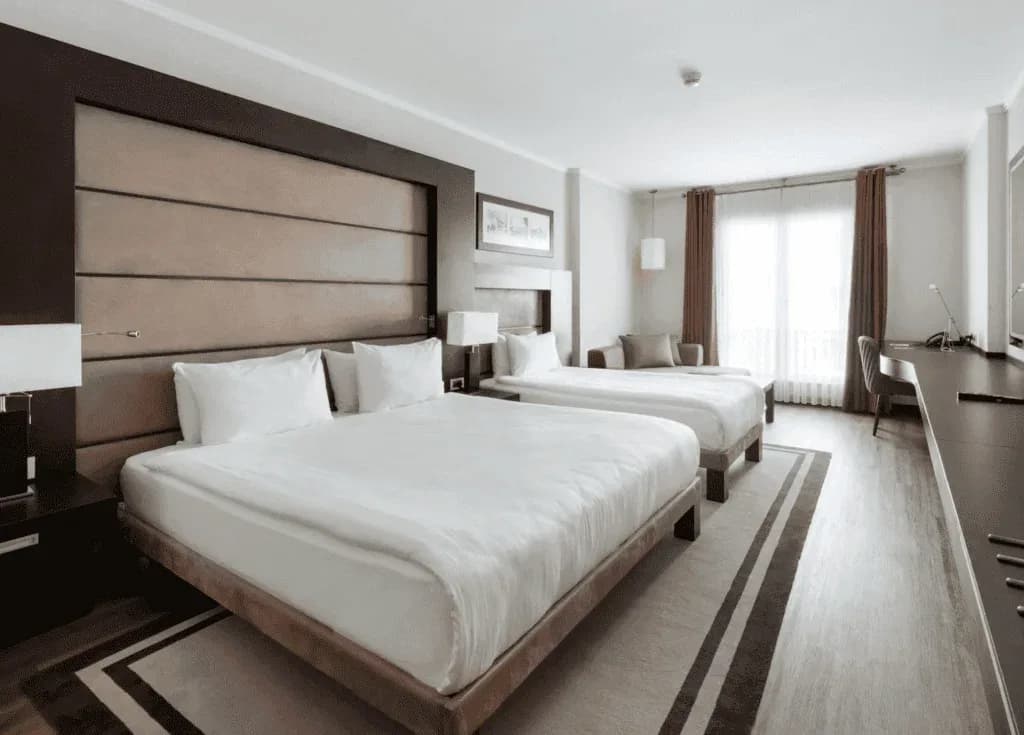 Geräumiges Gästezimmer im Hotel The Westin Istanbul Nişantaşı