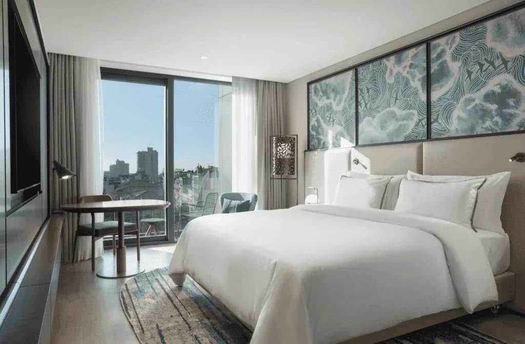Elegant eingerichtetes Gästezimmer im The Westin Istanbul Nişantaşı