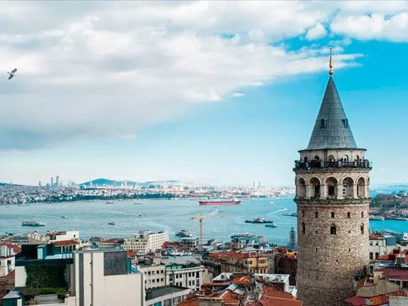 Der Galata-Turm erhebt sich über den historischen Dächern Istanbuls