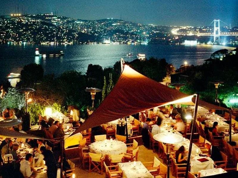 Elegantes Ambiente in einem Istanbuler Restaurant
