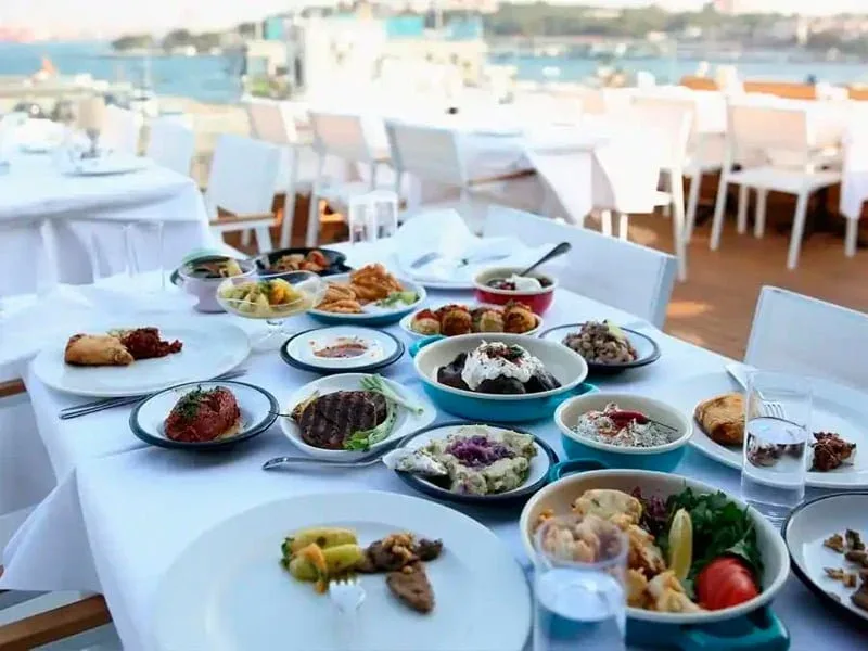 Traditionelle türkische Küche, serviert in einem Istanbuler Restaurant