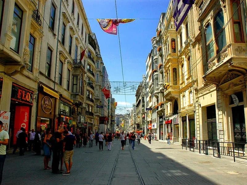 Istiklal-Straße in Taksim, Istanbuls berühmte Fußgängerzone