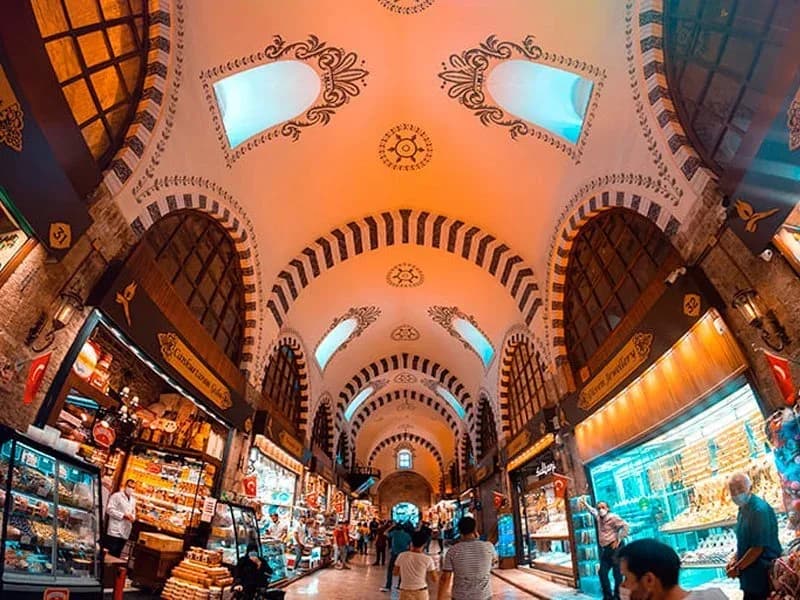 Innenansicht des Großen Basars in Istanbul mit bunten Marktständen