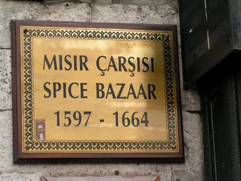 Gewürztisch im Gewürzbasar in Istanbul