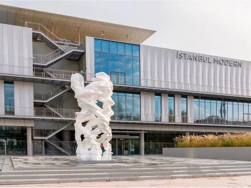 Gebäude des Kunstmuseums Istanbul Modern mit Blick auf den Bosporus