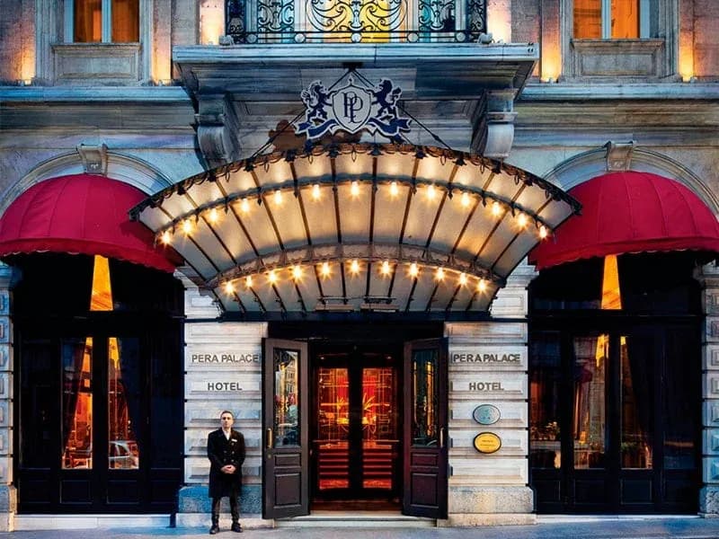 Prunkvolle Fassade des historischen Pera Palace Hotels in Istanbul