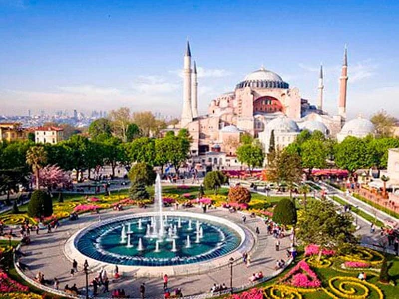 Blaue Moschee (Sultanahmet) in der Abenddämmerung in Istanbul