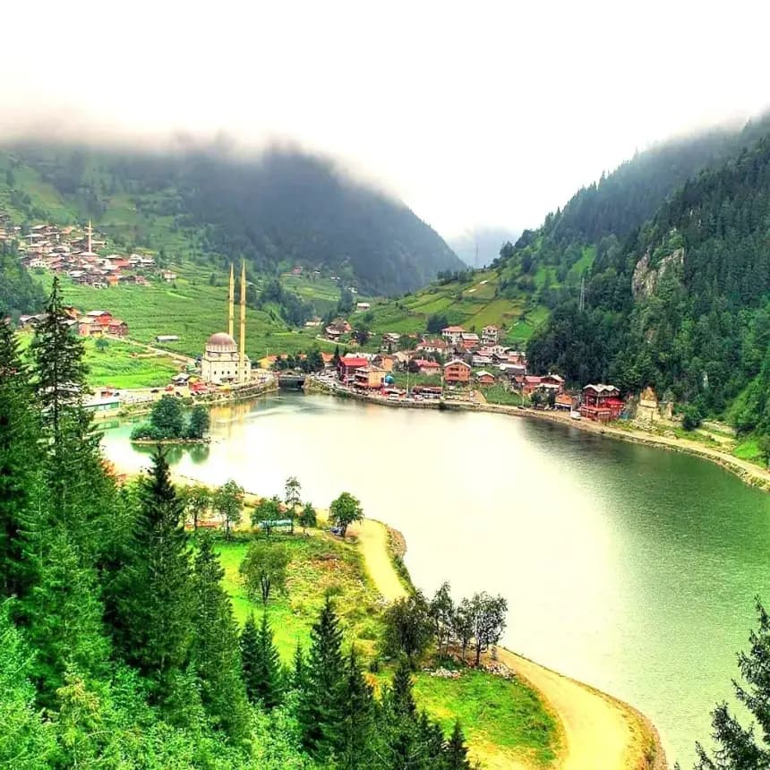 Der Uzungol-See, umgeben von dicht bewaldeten Bergen im türkischen Schwarzmeer-Hochland