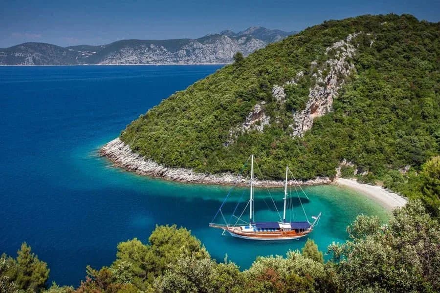 Traditionelles Gulet-Segelboot auf dem türkisfarbenen Wasser der türkischen Mittelmeerküste