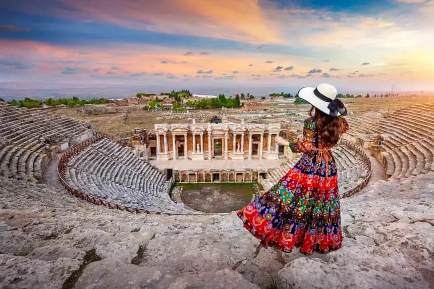 Frau im Theater der antiken Stadt Hierapolis in Pamukkale, Türkei