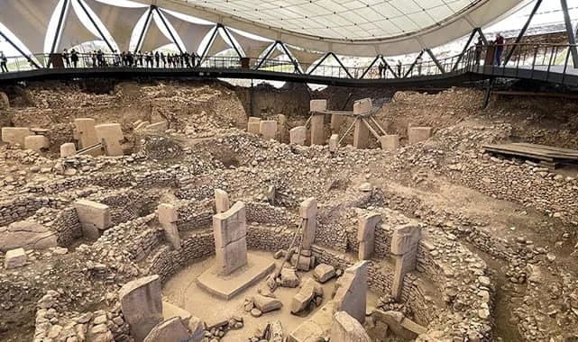 Antike Steinpfeiler und T-förmige Monolithen an der archäologischen Stätte Göbeklitepe im Südosten der Türkei