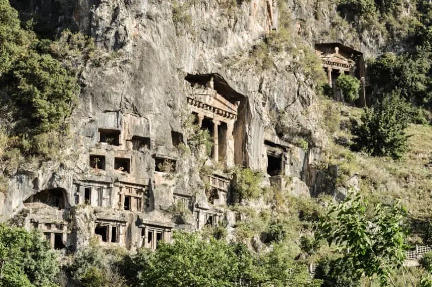 Antike lykische Felsgräber in der Felswand bei Fethiye, Muğla, Türkei