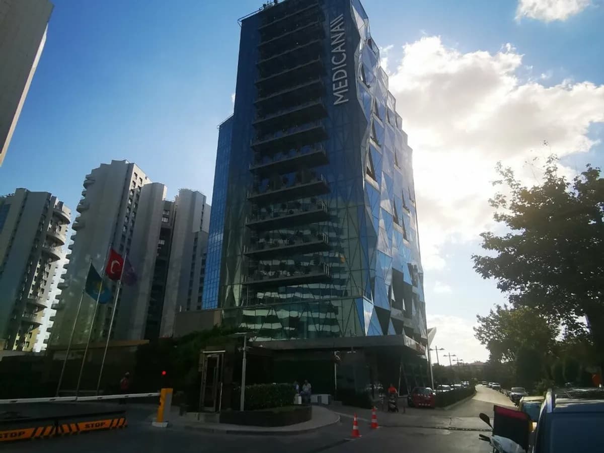 Das Medicana Ataköy Krankenhaus und seine Umgebung in Ataköy