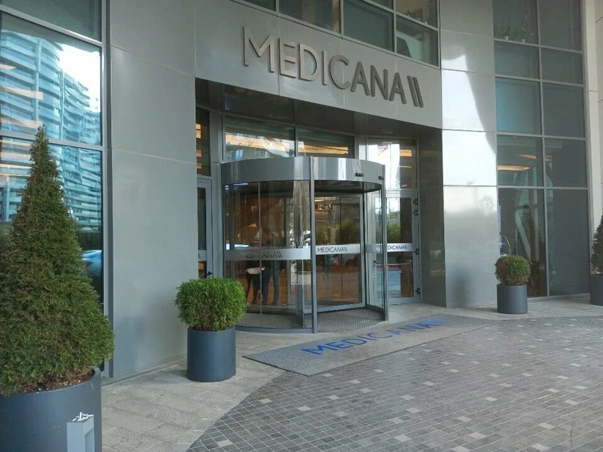 Haupteingang und Drehtür des Krankenhauses