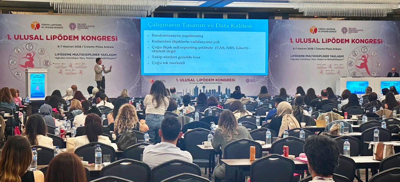 Prof. Dr. Ferit Demirkan 1. Ulusal Lipödem Kongresi'nde lipödem cerrahisinin kanıt kalitesini anlatırken